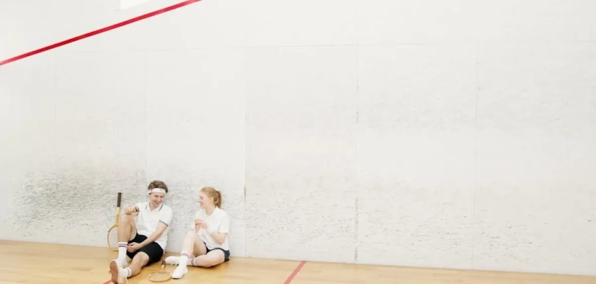 Jak zbudować kort do squasha: kluczowe wskazówki i wymagania