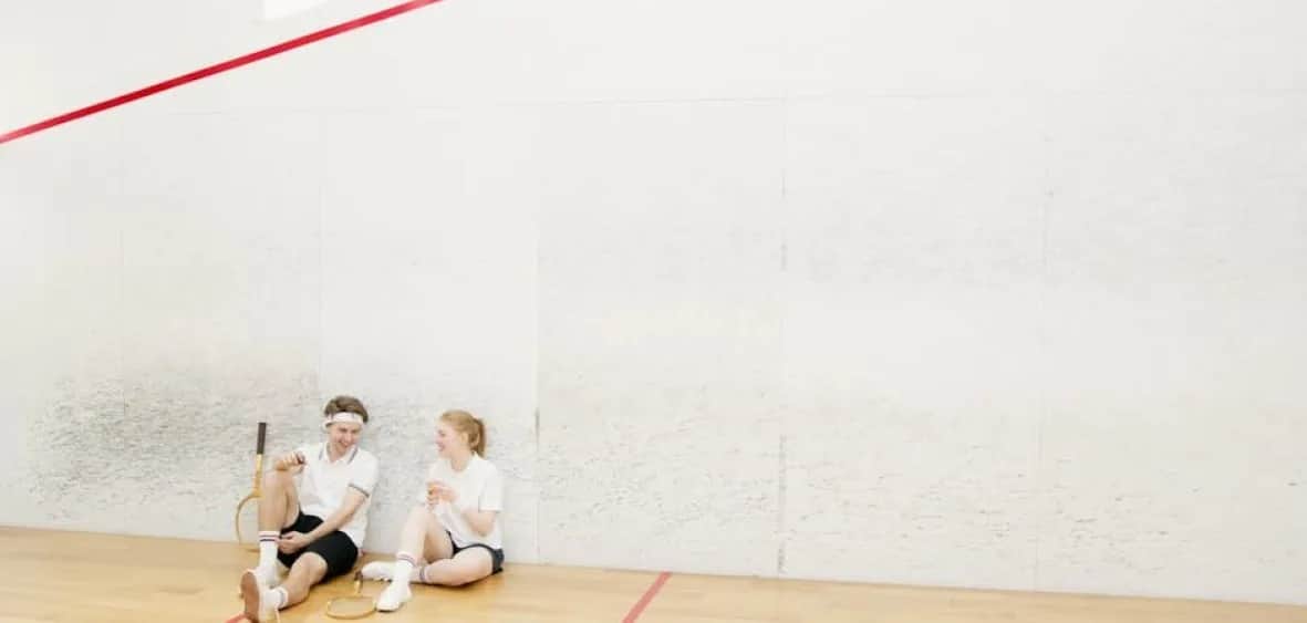 Jak zbudować kort do squasha: kluczowe wskazówki i wymagania