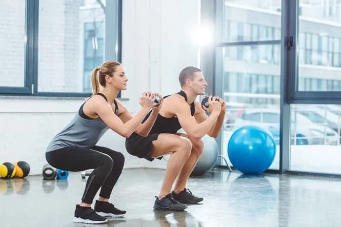 Trening funkcjonalny co to: poznaj korzyści i różnice w treningu