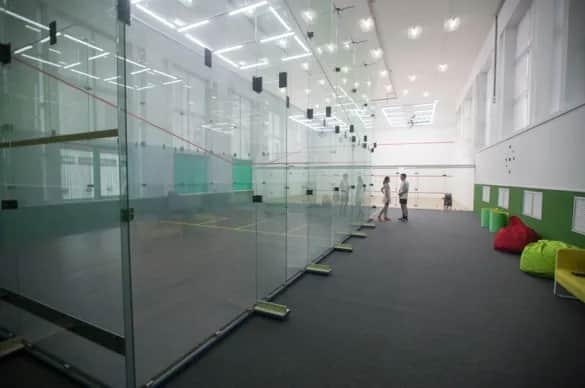 Najlepsze korty squash w Warszawie - gdzie zagrać i jak rezerwować